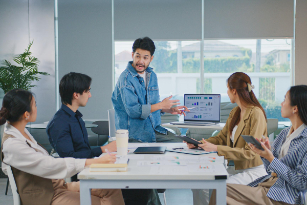 Equipo creativo trabajando